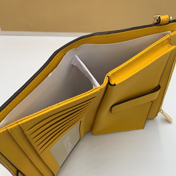 MICHAEL KORS LARGE DOUBLE ZIP WRISTLET WALLET JASMINE YELLOW COLOR - Picture 8 of 13